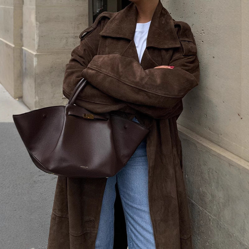 Manteau long en daim marron à revers amples