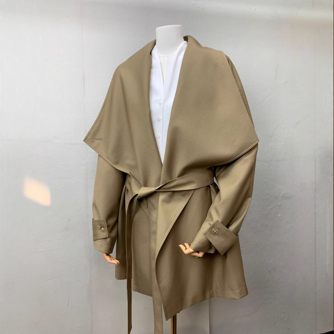 Trench-coat minimaliste noir à larges revers et à profil ample