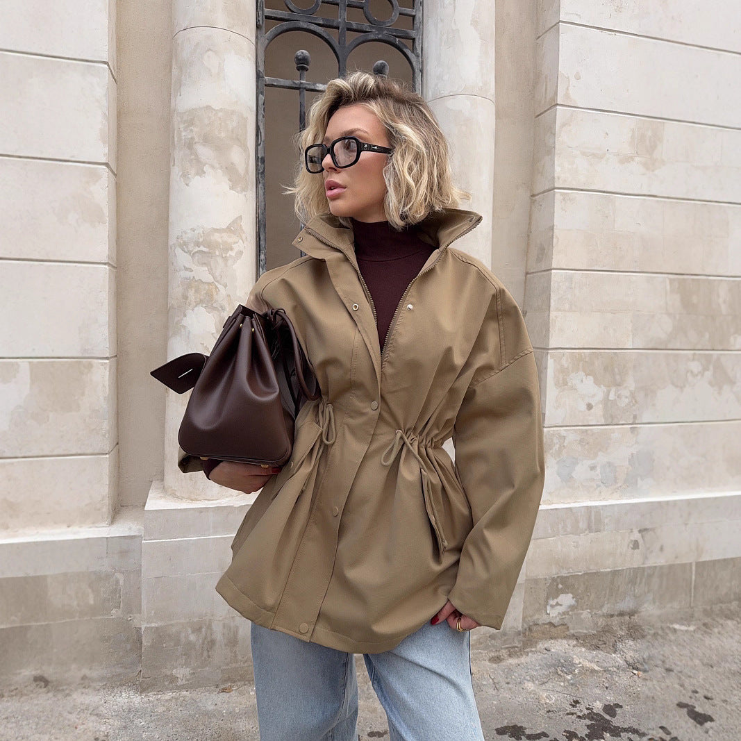 Veste coupe-vent mi-longue à col montant avec cordon de serrage à la taille