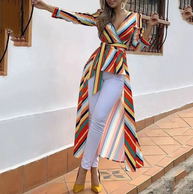 Manteau ample à rayures arc-en-ciel, col en V profond, coupe ajustée sur le devant, dos court