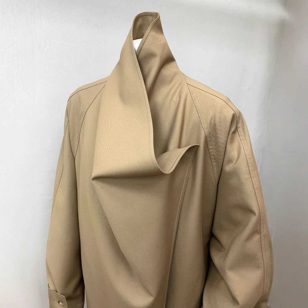 Trench-coat minimaliste noir à larges revers et à profil ample