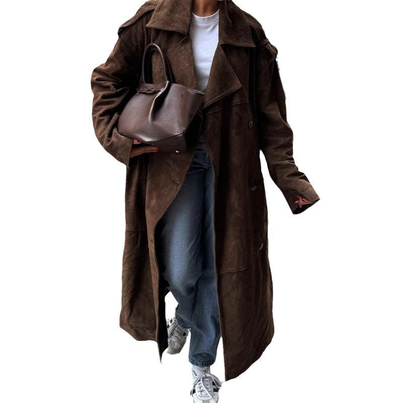 Manteau long en daim marron à revers amples