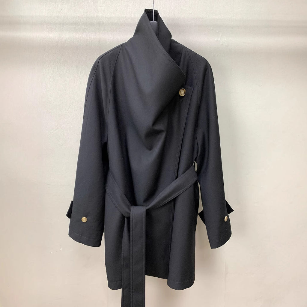 Trench-coat minimaliste noir à larges revers et à profil ample