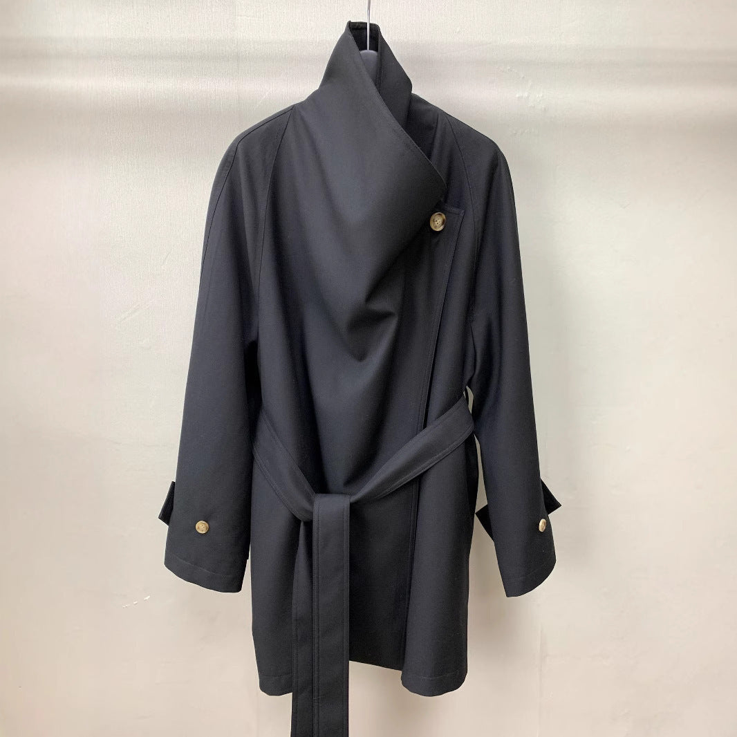 Trench-coat minimaliste noir à larges revers et à profil ample