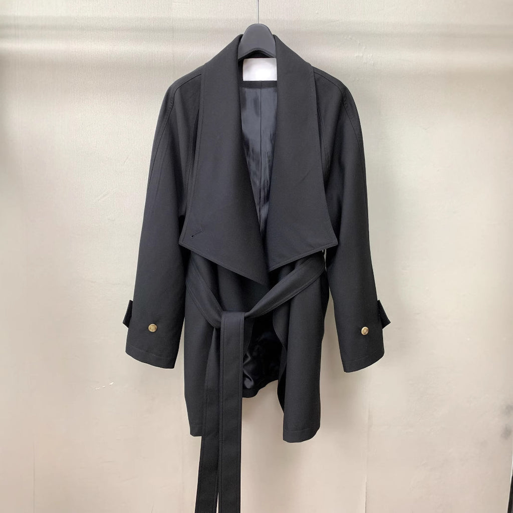 Trench-coat minimaliste noir à larges revers et à profil ample