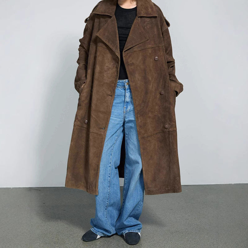 Manteau long en daim marron à revers amples